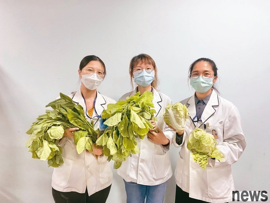中國醫藥大學北港附設醫院醫養師，說明冬季食用深綠色蔬菜的好處。
圖╱中國醫藥大學北港附設醫院提供 